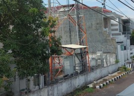 Warga Darmahusada Surabaya Protes Tower BTS yang Diduga Tak Berizin