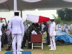 Dua Korban Jatuhnya Pesawat TNI AL di Selat Madura Dimakamkan Secara Militer
