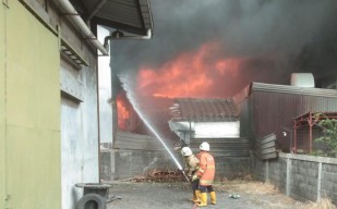 Gudang Elektronik di Surabaya Terbakar, 24 Unit PMK Dikerahkan