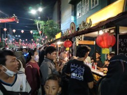 Pengunjung Wisata Kuliner Kya-Kya Surabaya Membludak, Omzet Pedagang Meledak