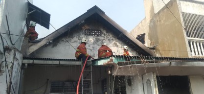 Senggol Kompor saat Memasak, Rumah di Simokerto Surabaya Hangus Terbakar