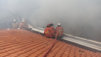 Gara-gara Anak Main Korek Api, Rumah di Tambaksari Surabaya Terbakar