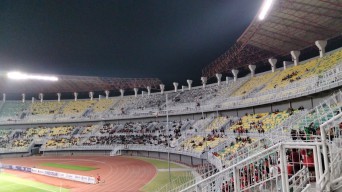 Spanduk Komisi C DPRD Surabaya di Stadion GBT Menghilang