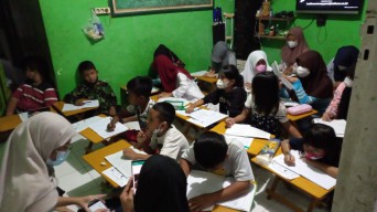 Membantu Anak-anak, Ibu di Surabaya ini Buka Kursus Bahasa Inggris Gratis