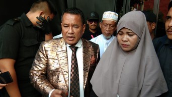 Mencari Keadilan, Ibu Korban Pemerkosaan Temui Hotman Paris di Surabaya