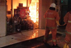 Indomart di Sukolilo Surabaya Terbakar, 10 Unit PMK Dikerahkan