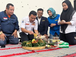 Dihadiri Duta Cantik, Kartar Surabaya Gelar HUT dengan Potong Tumpeng Sederhana