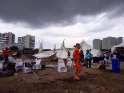 Diterjang Angin Kencang, Lokasi Festival Layang-layang Surabaya Porak-poranda