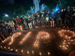 Bonek Gelar Aksi Berkabung untuk Korban Kerusuhan di Stadion Kanjuruhan