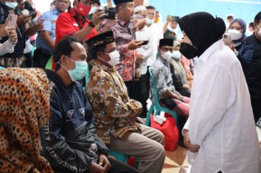 Gerak Cepat, Mensos Risma Beri Santunan Keluarga Korban Tragedi di Kanjuruhan