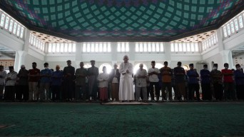 Doakan Korban Tragedi Kanjuruhan, Pemain Persebaya dan Bonek Gelar Salat Gaib