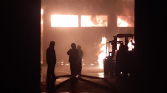 18 Unit PMK Dikerahkan Atasi Kebakaran di PT Karet Ngagel Surabaya Wira Jatim