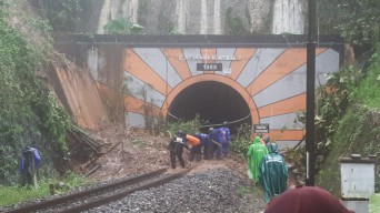 Longsor di Malang Akibatkan Beberapa Kereta Api Tertahan di Stasiun