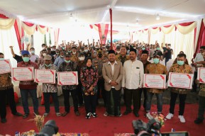 Serahkan Bantuan Mesin Perahu, Mensos Risma Beri Motivasi Nelayan di Gresik