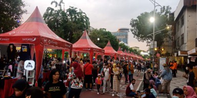 Mengenakan Batik, Warga Antusias Datangi Acara Karnaval Nang Tunjungan