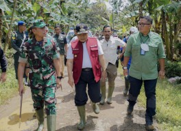 Bersama Pangdam dan Bupati, Dirut PT SIER Tinjau Lokasi Banjir di Malang