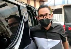 Tampil Serba Hitam, Juragan 99 Penuhi Panggilan Polda Jatim Terkait Kanjuruhan