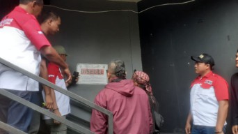 Rumah Karaoke di Kota Probolinggo Disegel, Pemilik Melawan