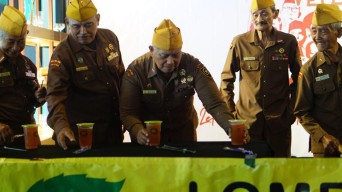 Serunya Veteran Perang Lomba Minum Jamu di ARTOTEL TS Suites Surabaya