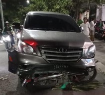 Kecelakaan di Surabaya, Toyota Innova Nyaris Lindas Pengendara Motor