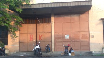 Polisi Geledah Gudang Tempat Bekerja Terduga Teroris di Surabaya