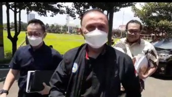 Ketum PSSI Iwan Bule Penuhi Panggilan Polda Jatim dengan Membawa Sejumlah Berkas
