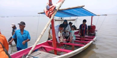 Angkut Wisatawan, Perahu Nelayan Kenjeran Surabaya Kandas di Tengah Laut