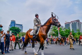 Begini Aksi Wali Kota dan Forkopimda Menunggang Kuda di Parade Surabaya Juang