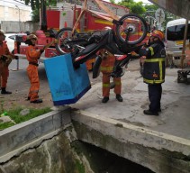 Motor Sales Obat di Surabaya Nyemplung ke Selokan Disenggol Pengendara Lain
