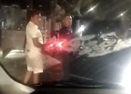 Lawan Arus hingga Cekcok, Pengemudi ini Pukuli Kaca Mobil dengan Sepatu