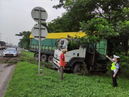 Selip, Truk Keluar Jalur hingga Menabrak Pohon di Tol Waru