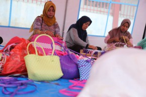 Kemensos Fasilitasi Pengungsi Gempa Cianjur Keterampilan Menganyam