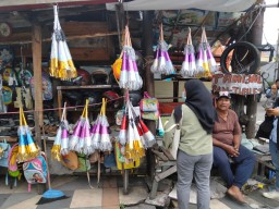 Meski Dilarang, Pedagang Terompet Tiup Mulai Bemunculan di Surabaya