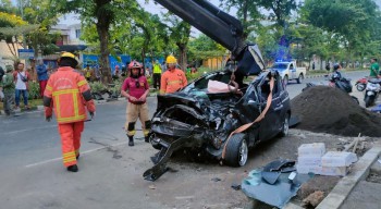 Honda Jazz Tabrak Pohon di Surabaya hingga Ringsek, Satu Orang Tewas