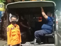 Wanita di Surabaya ini Nyaris Menabrakkan Diri ke Kendaraan, Ini Penyebabnya