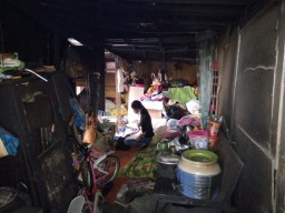 Miris! Keluarga di Surabaya ini Hidup Tanpa Listrik Selama 25 Tahun