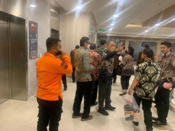 Lift Gedung OJK Surabaya Macet, 13 Orang Terjebak