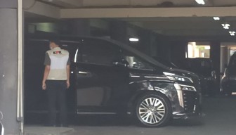 Selain Ruang Fraksi, KPK Juga Geledah 2 Mobil yang Terparkir di DPRD Jatim