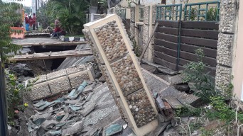 Tanah Ambles di Jalan Pakis Argosari Surabaya, Akses Dua Rumah Terputus