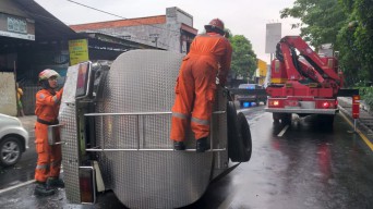 Truk Terguling di Jalan A Yani Surabaya usai Hindari Motor Berhenti Mendadak