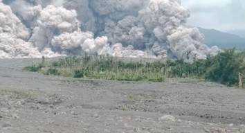 Erupsi, Gunung Semeru Muntahkan Awan Panas Sejauh 7 Kilometer dari Puncak