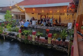 Mau Sensasi Makan Enak di Tepi Kolam Ikan di Probolinggo? Disini Tempatnya