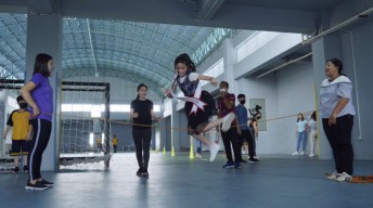 Cerita Karina, Gadis Surabaya yang Bertekad Kampanyekan Permainan Tradisional