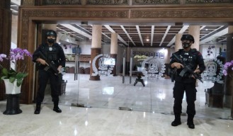 Masih Digeledah, Pintu Masuk Gedung DPRD Jatim Dijaga Petugas Bersenjata