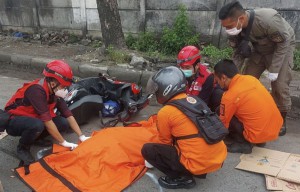 Pengendara Motor di Surabaya Tewas Terlindas Trailer, Sopir Kabur