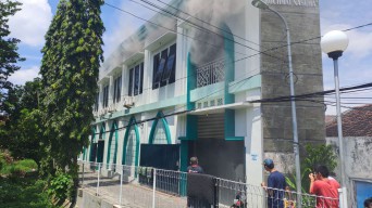 Power Mic Meledak, Masjid di Surabaya Terbakar