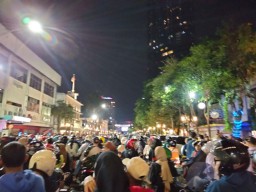 Begini Riuhnya Malam Tahun Baru di Jalan Tunjungan Surabaya