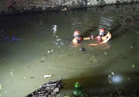 Oleng, Motor Gerobak Bermuatan LPG dan Galon Nyebur Sungai