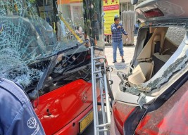 Mobil Xpander Ringsek Ditabrak Bus Suroboyo di Jalan Basuki Rahmat