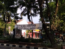 Muncul Spanduk Tolak Arema di Surabaya Jelang Sidang Tragedi Kanjuruhan